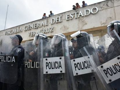 Policías a las afueras de la Fiscalía del Estado mexicano de Veracruz. 