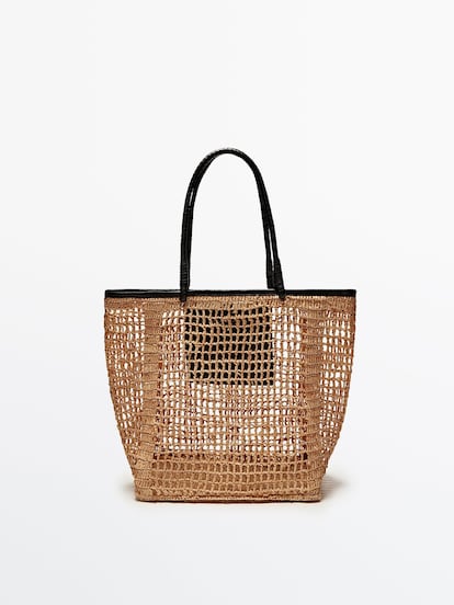 Massimo Dutti da un giro al tradicional patrón en este diseño calado de rafia. Una apuesta elegante que dotará a tus looks de un aire más sofisticado. 149 euros.