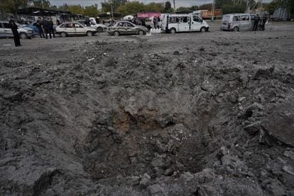 Crater after the impact of a Russian missile in Zaporizhia.  At least thirty cars are affected, destroyed by the explosion and the shrapnel.