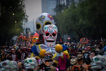El Día de Muertos toma las calles de Ciudad de México, en imágenes