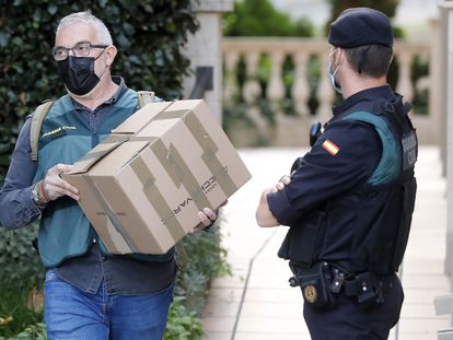 Agentes de la Guardia Civil, durante el registro en el ayuntamiento de Cabrera de Mar de este miércoles.