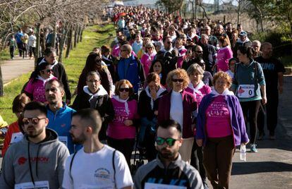 Cientos de personas recorren este domingo la distancia entre el instituto de Nerva (Huelva) en el que trabajaba Laura Luelmo y el lugar de El Campillo en el que fue hallado su cadáver.