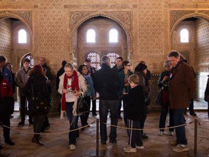 Visitantes en el Sal&oacute;n de Embajadores de La Alhambra.