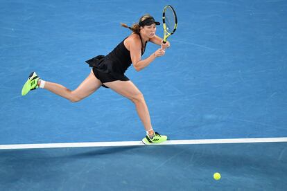 Danielle Collins returns a backhand during the match against Swiatek.