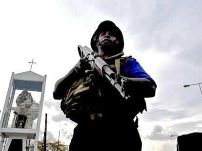 Un soldado hace guardia cerca de la iglesia de San Antonio en Colombo (Sri Lanka), este lunes.