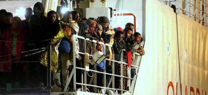 Immigrants rescatats esperen per desembarcar a Palerm (Sicília).