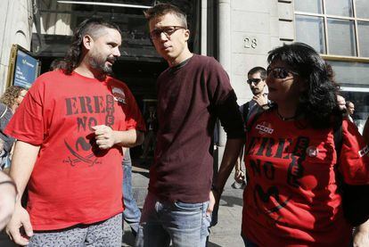 Iñigo Errejon durante su apoyo a los trabajadores de telemarketing, hoy en Madrid.