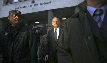 Esteban Gonz&aacute;lez Pons sale de los juzgados de plaza de Castilla, en Madrid, tras declarar como testigo ante el juez del caso N&oacute;os. 