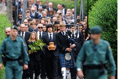 Javier Ballesteros porta las cenizas de su padre precedido por un gaitero que simboliza la unión de este con el campo de Saint-Andrews.