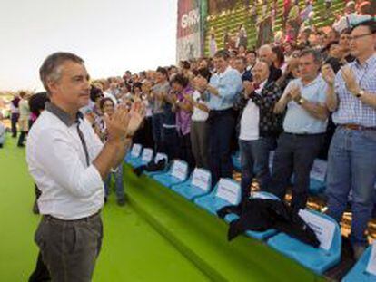 El presidente del PNV, Íñigo Urkullu, aplaude junto a los dirigentes del partido al comienzo del mitin del Alderdi Eguna (Día del partido).