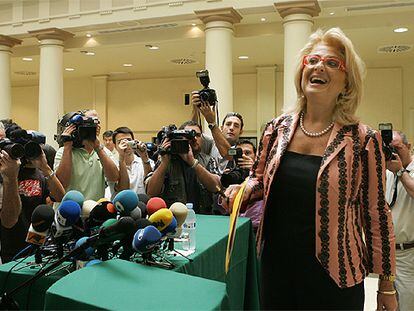 La presidenta de la CNE, Maite Costa, en la comparecencia para explicar las decisiones sobre la OPA.