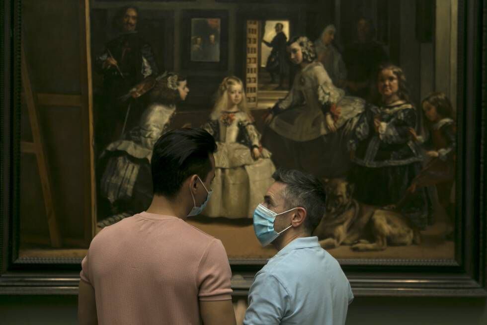 Dos visitantes en el museo del Prado, en Madrid.