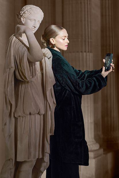 Amanda Seyfried junto a Artemisa de Gabios.