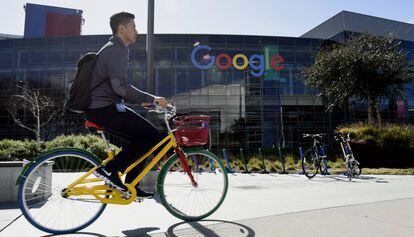 Un hombre pasea en bicicleta ante el Google Campus en Silicon Valley, San Francisco (EE UU).