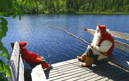 Santa Claus pescando junto a uno de sus ayudantes en Rovaniemi (Finlandia), en el límite del Círculo Polar Ártico.