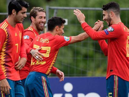 Los jugadores de España celebran uno de los goles. En vídeo, declaraciones de Navas y Roberto Moreno tras el partido.