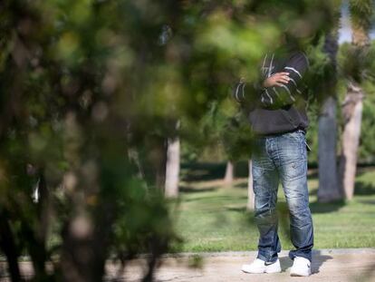 El Dani, contractat per un centre especial d'ocupació, en un parc de Barcelona.