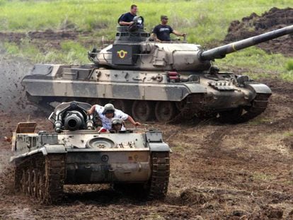 Carro de combate AMX-30 del Ejército venezolano durante unas maniobras, al fondo, en una imagen de archivo.