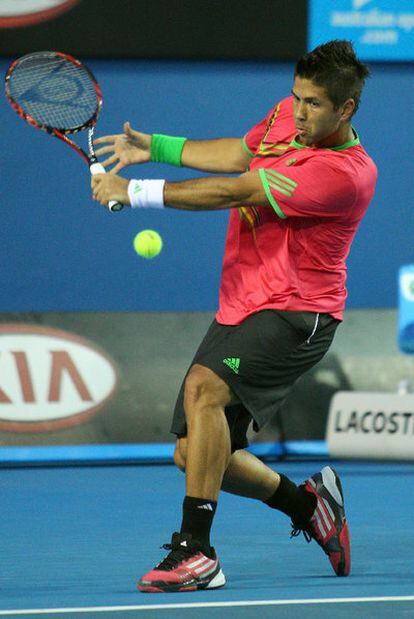 Verdasco golpea la pelota de revés ante Schuettler.