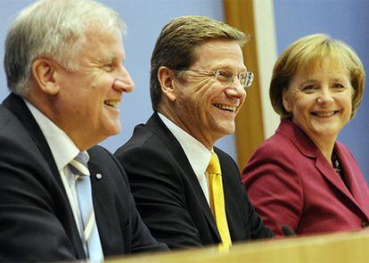 De izquierda a derecha, El presidente de la Unión Socialcristiana (CSU) y primer ministro bávaro, Horst Seehofer, el futuro vicecanciller y jefe del Partido Liberal (FDP), Guido Westerwelle y la canciller, Angela Merkel, durante la presentación del pacto de Gobierno