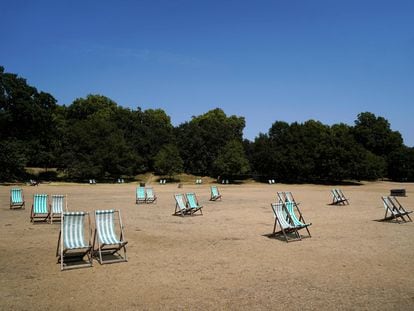 Hamacas vacías en una pradera seca de Hyde Park, Londres, el 19 de julio, cuando Reino Unido batió su récord histórico de temperatura con 40,2 grados.