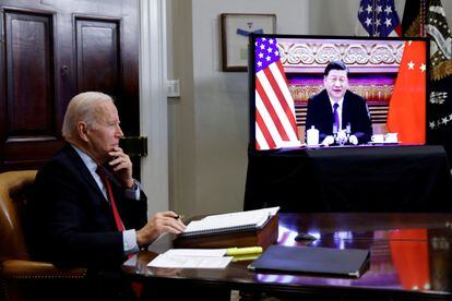Reunión telemática entre el presidente de Estados Unidos, Joe Biden, y su homólogo chino, Xi Jinping, celebrada en noviembre del año pasado. 