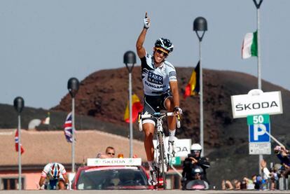 Alberto Contador celebra su triunfo en el Etna.