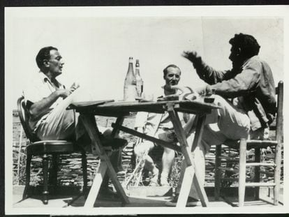 De izquierda a derecha, Salvador Dalí, el galerista René Metras y Rafael Santos Torroella, en 1951 en Portlligat.