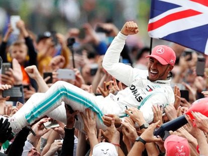 Hamilton celebra con la afición su victoria en Silverstone en 2019.