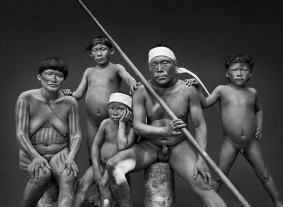 Los cinco miembros de la familia Pinu. De izquierda a derecha, Naylo, la madre; de pie, Naylo, uno de los hijos; sentado, Wanka Vakwë; sentado con un palo de madera, Pinu, el padre; de pie, Kanikiti, otro de los hijos.