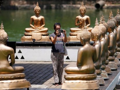 Una turista fotograf&iacute;a estatuas de Buda en un templo de Colombo, capital de Sri Lanka. 