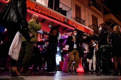 Ambiente ante un bar de Sitges (Barcelona) durante un estudio piloto sobre la covid realizado el pasado 20 de mayo.