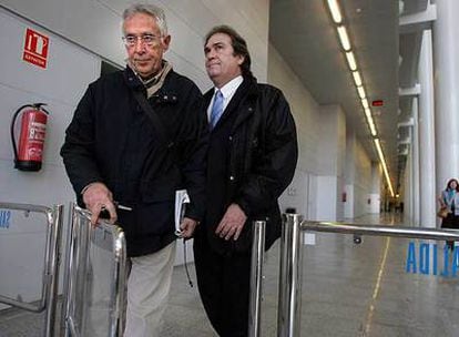 Juan Maeso, ayer con su abogado a la salida de Ciudad de la Justicia de Valencia.
