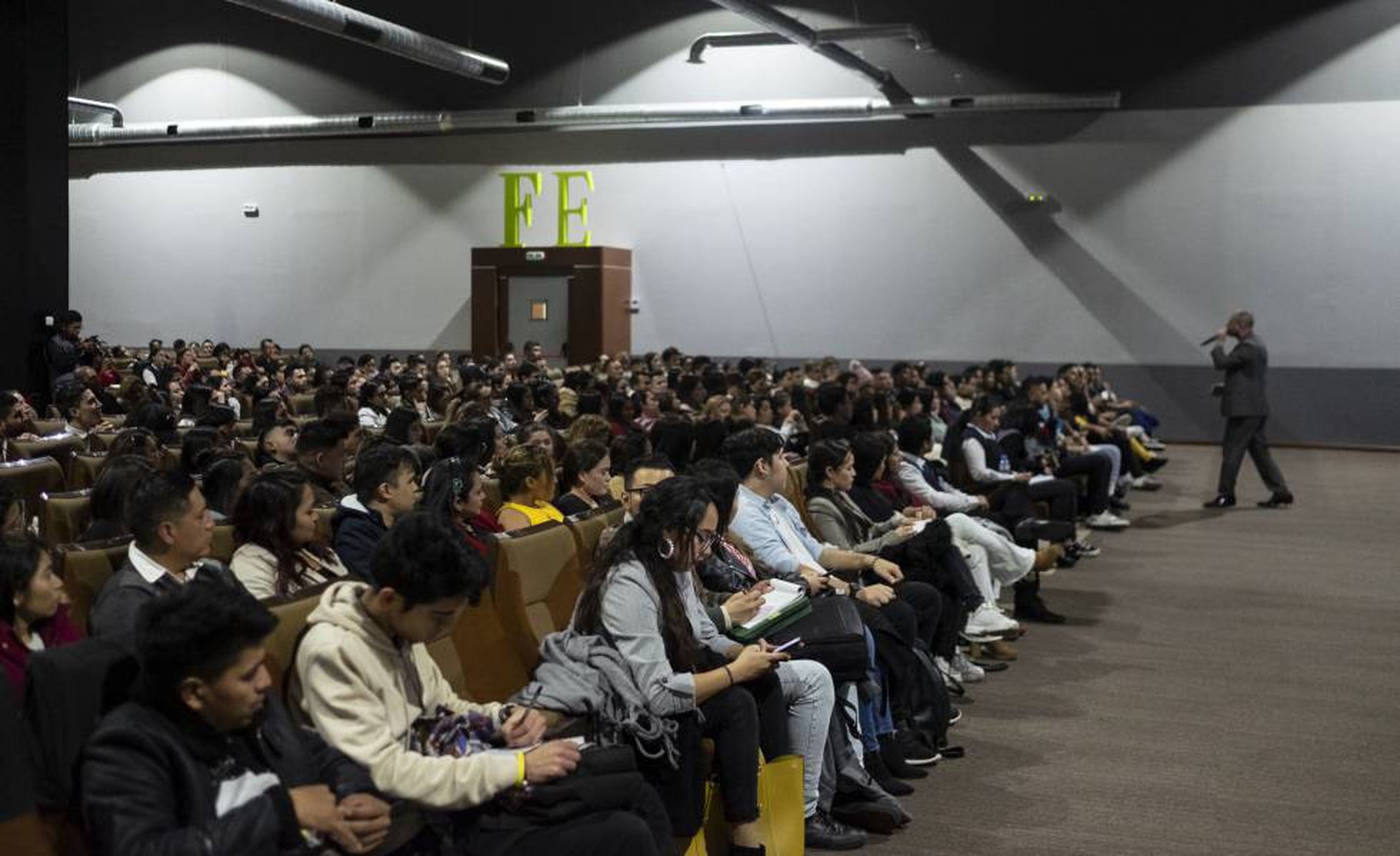 Los evangélicos conquistan el polígono: 17 iglesias en dos calles | Madrid  | EL PAÍS