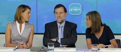 Mariano Rajoy entre Dolores de Cospedal y Ana Mato.