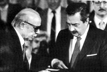 El escritor argentino Ernesto Sabato recibe del presidente Raúl Alfonsín el encargo de presidir la recién creada Conadep, en 1984.
