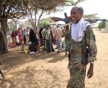 Un soldado somal&iacute; de la milicia progubernamental Ras Kamboni en la ciduad de Tabda.