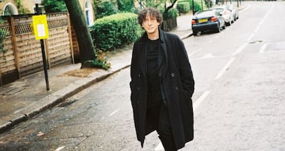 Un famoso editor de revistas estadounidense asegura que Neil Gaiman es el personaje más fácil de fotografiar del mundo. Que todo en el escritor evoca a personaje de culto, hasta para quien no lo conoce. Nosotros lo fotografiamos en septiembre de 2013. No estuvo mal.