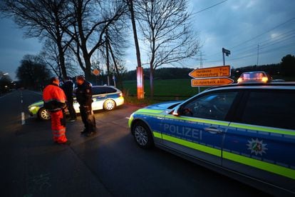 La policía vigila la zona cercana al hotel del Borussia de Dortmund donde se ha producido la explosión.