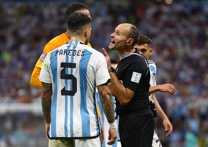 El árbitro Antonio Mateu Lahoz advierte al argentino Leandro Paredes. 