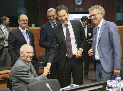 Los ministros de Finanzas de Alemania, Wolfgang Sch&auml;uble, Holanda, Jeroen Dijsselbloem, y Luxemburgo, Pierre Gramegna, en el Eurogrupo celebrado en Bruselas el martes 24 de mayo. 