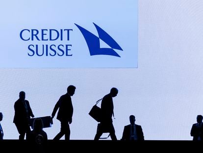 El consejero delegado de Credit Suisse, Ulrich Koerner, tercero por la derecha, abandona la junta de accionistas de la entidad, celebrada el pasado 21 de abril en Zurich.