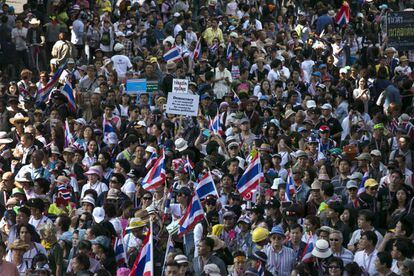 Las autoridades anunciaron el despliegue de 18.000 policías y militares en puntos estratégicos como la Casa del Gobierno, el aeropuerto de Suvarnabhumi, y las sedes de seis canales de televisión y de las agencias metropolitanas de suministro de agua y electricidad. En la imagen cientos de personas durante la manifestación en Bangkok.