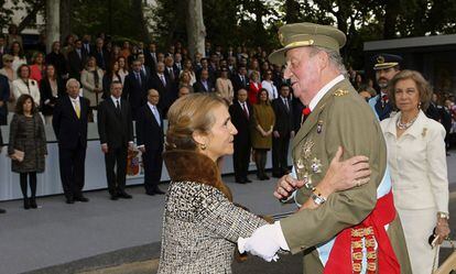 Fotografía facilitada por la Casa de S.M. el Rey del monarca saludando a su hija, la infanta Elena, a su llegada hoy a la Plaza de Neptuno, junto a la reina y a los Príncipes de Asturias, para presidir el desfile de las Fuerzas Armadas con motivo de la Fiesta Nacional.