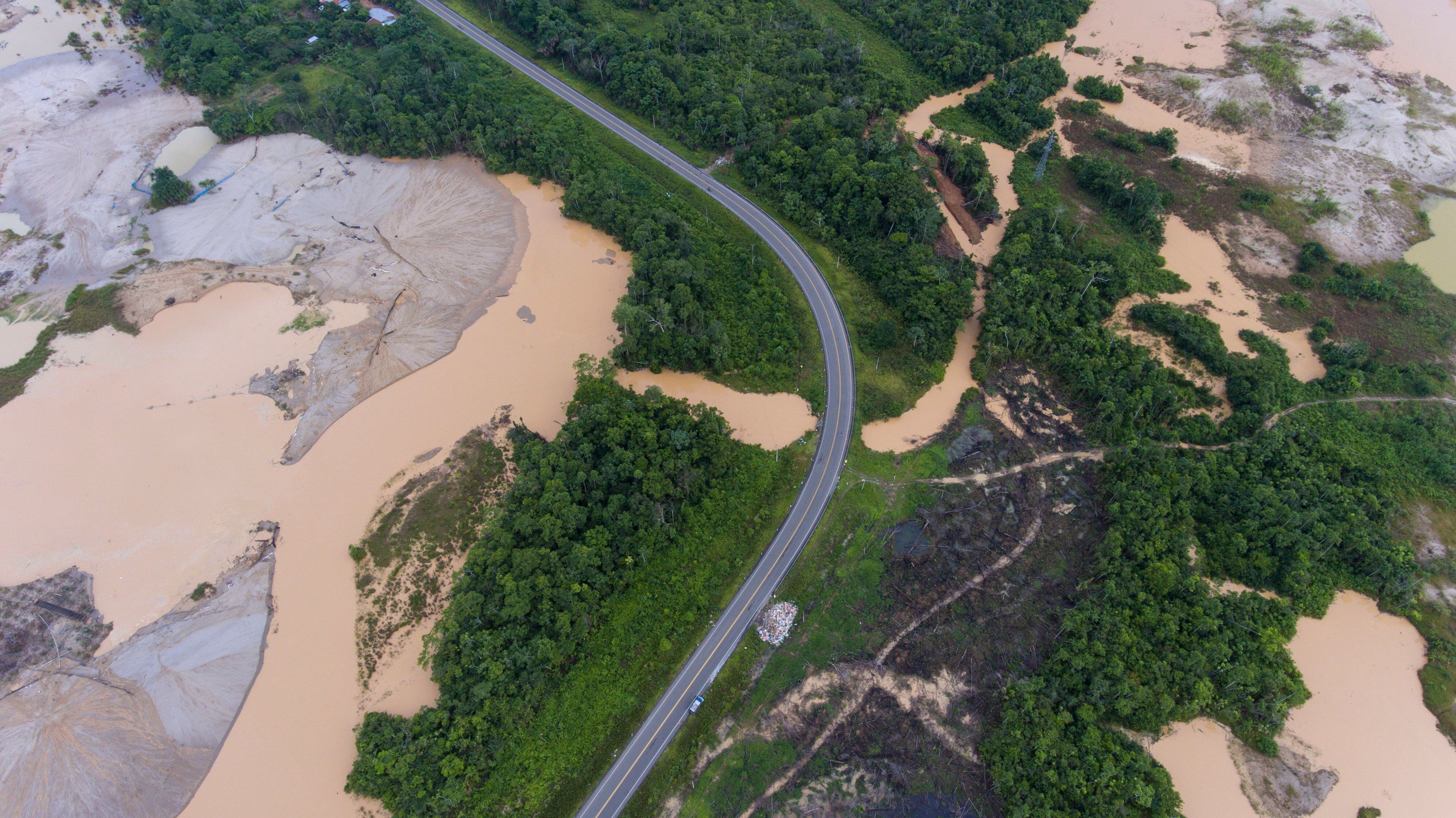 Una carretera a través de una sección dañada por la minería ilegal en Madre de Dios (Perú), en 2018.