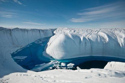 El agua del hielo derretido fluye por la capa helada de Groenlandia, a lo largo del glacial. El deshielo de los polos ha elevado el nivel de los océanos en unos milímetros.