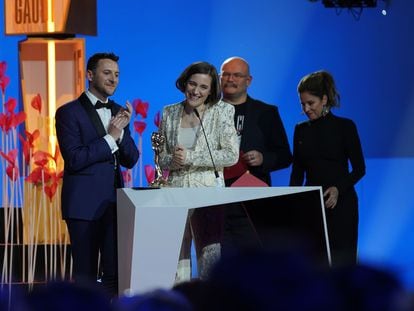 Carla Simón y Arnau Vilaró recogen en la gala de los XV Premis Gaudí el galardón a Mejor guión original por la película 'Alcarràs'.