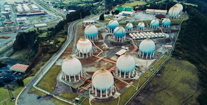 Vista aérea de tanques de almacenamiento de gas.