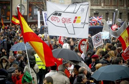 Concentración de trabajadores de Iberia frente a la sede de la compañía aérea en Madrid.