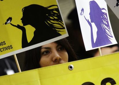Una activista de Amnistía Internacional se manifiesta en favor de la mujer de El Salvador en México.